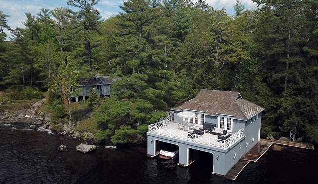 Boathouse Deck! 4Bed 4Bath Cottage on Lake Muskoka! Very Private!