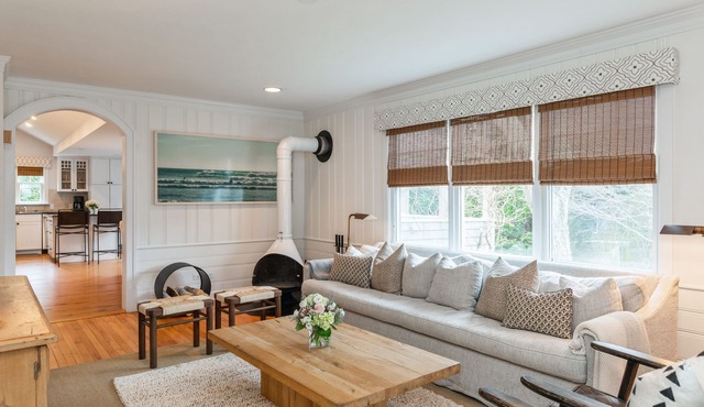 Bright and airy East Hampton cottage, walk to town, bike to beach!