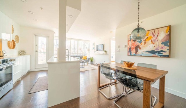Bright Beachfront 2-Bed, City Views, Yaletown