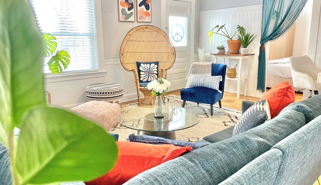 Bright Bungalow, King-size Bed, Fence-in Backyard–Cool, Cozy & Dog Friendly