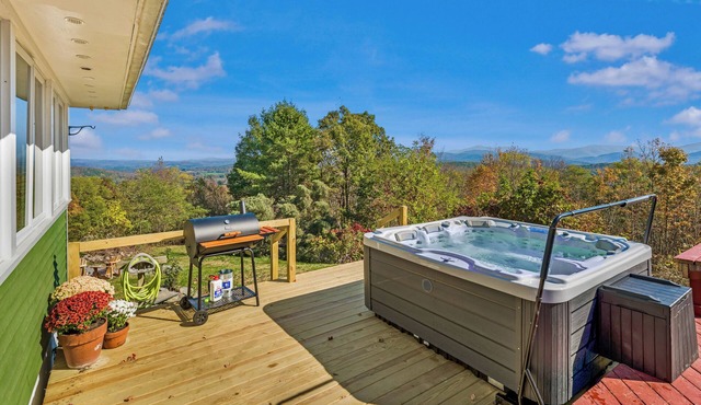 Bright hilltop retreat with stunning mountain views, wrap-around windows, and cozy seating to take it all in. Nestled on a private, scenic property minutes from charming Cambridge village—perfect for a peaceful getaway year-round.