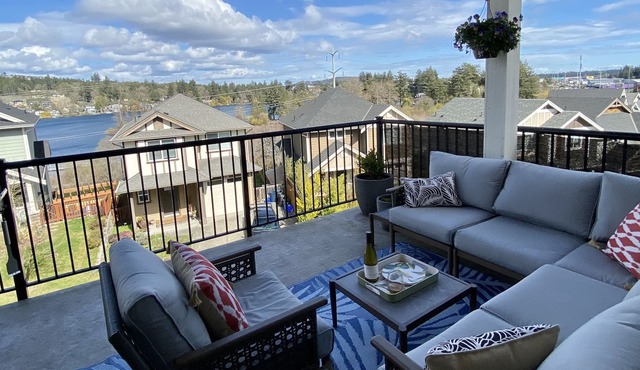 Bright, spacious, central Lakeview home