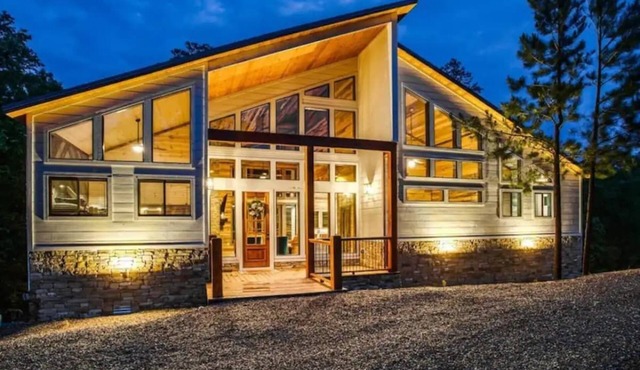 Broken Bow Getaway: Hot Tub, Fire Pit & Games!
