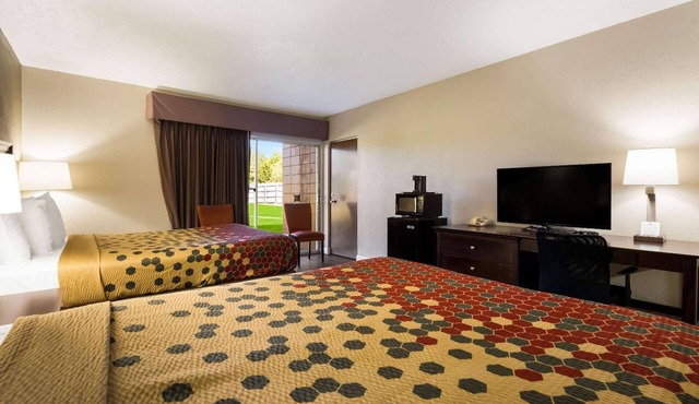 Budget-Friendly Perry Room |Free Breakfast, On-Site Parking & Indoor Pool Access