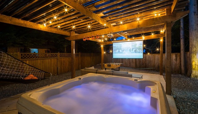 Bunny Bliss - Upper Level, HotTub, FirePit,Theatre