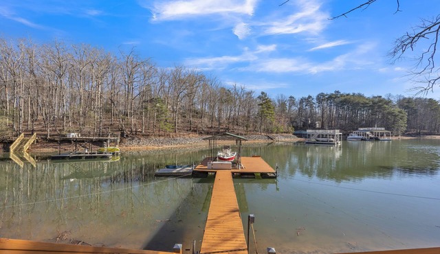 Cabin On Lanier With Deep Water Dock!