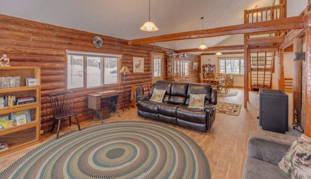 Campton Log Cabin- Close to it all!