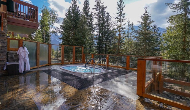 Canmore Studio | King Bed + Soaker Tub