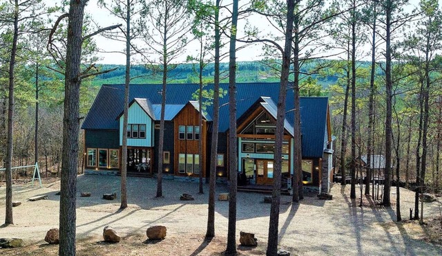 Castle Black - Secluded|Creekside|8 BD/8.5 Bath