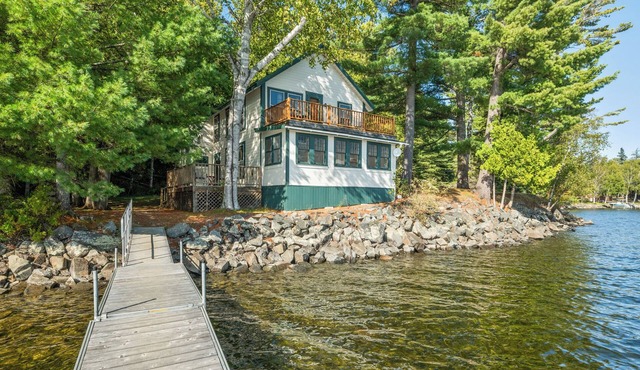 🐾Cedarcliff - One of a kind private location on the edge of Rangeley Lake, dog friendly