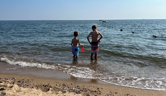 Charming 2 bedroom Beach House w/a ten minute walk to private beach