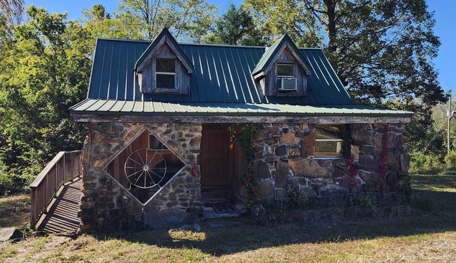 Charming 2-bedroom cabin on 18 Acres with WiFi, AC in Compton. Hunting Perfect!