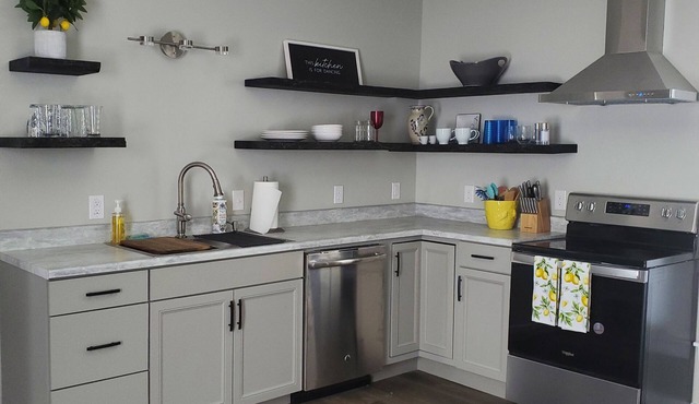 Charming 2-bedroom, sofa bed, apartment with AC, WiFi in peaceful Bangor