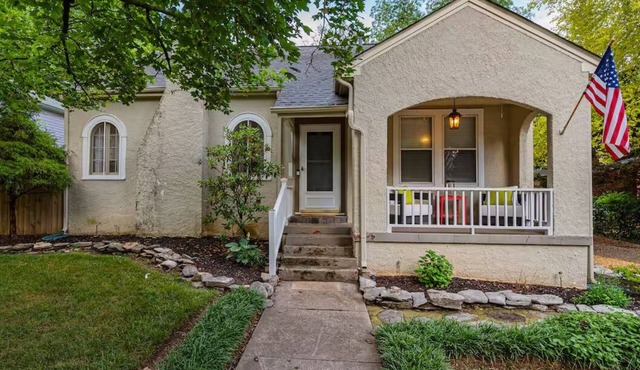 Charming 2-bedroom house in lovely Downtown Murfreesboro Cottage with WiFi, AC