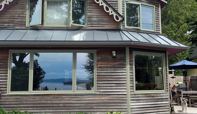 Charming 3-bedroom house on Lake Champlain AC/Heat/Fireplace/Hot Tub/Theatre