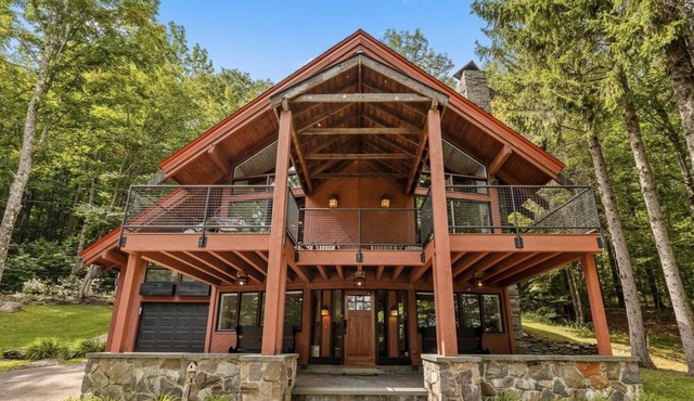 Charming 4-bedroom Ski house in Stratton with Shuttle or walk to slope.