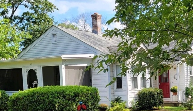 Charming cottage with short drive to the beach or the city!