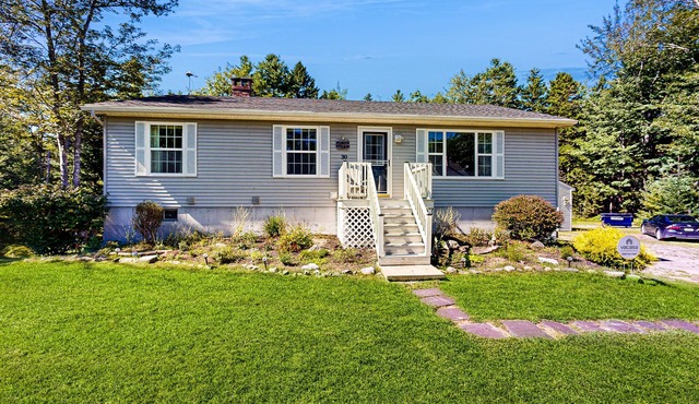 Charming cottage near the beach with balcony, deck, grill, fireplace - dogs OK