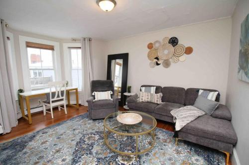 Charming Downtown Gem. 2 minutes to Salem. Workspace Included