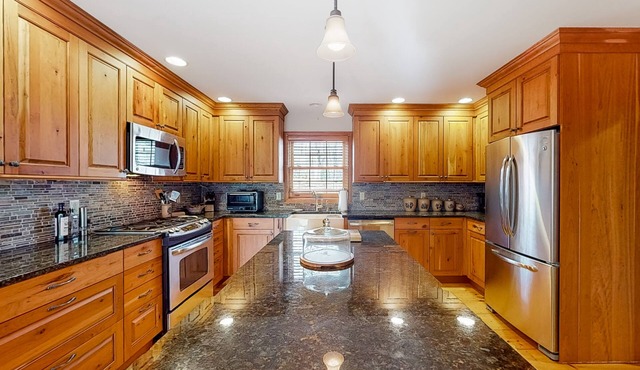 Charming home with mountain-view, sauna, hot tub, pool table, & washer/dryer