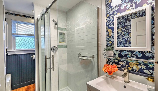 Charming private oasis downtown Newport