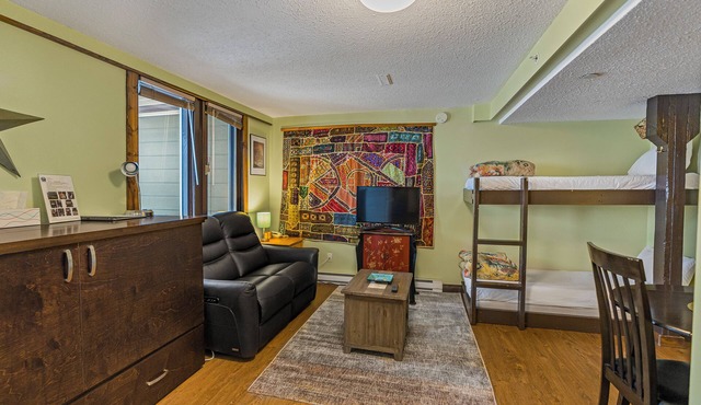 Charming Studio Suite w/Deck, BBQ & Ski Locker – Ideal for small groups!