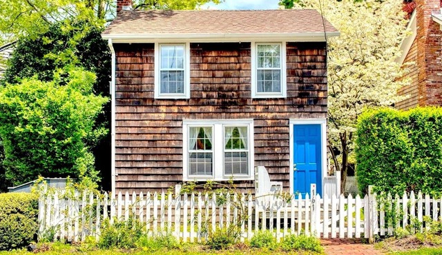Charming two bedroom cottage--walk to village