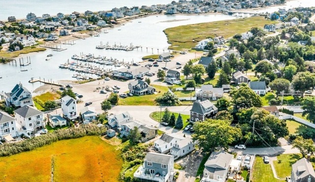 Cheery home! .5m walk to beach, shops, restaurants, & river steps away!