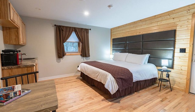 Cherry Lodge King Room #5