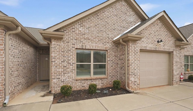 Chic 2BR/2BA Home · Great Location