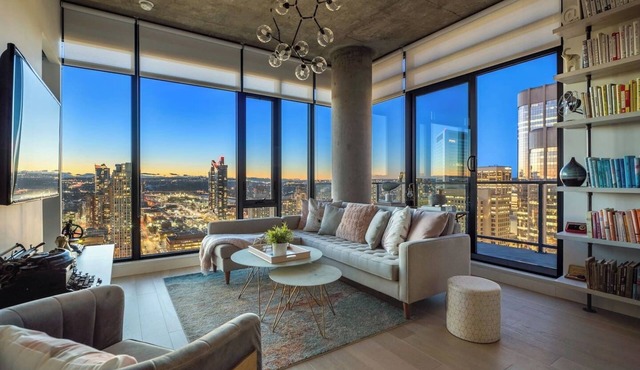 Classy & Comfortable Sub-Penthouse w Pool, AC