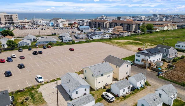 Clean, updated 2-bedroom home, 5 min walk to beach, pets ok, onsite parking!