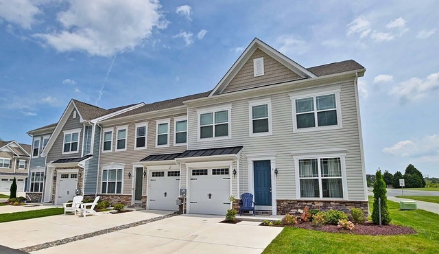 Comfortable 3 bedroom townhouse steps from the Amenities! Wifi, Pool, Fitness Center, Sauna, Weekend Shuttle! in Ocean View