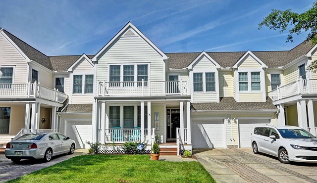 Comfortable 3 bedroom Townhome just a short walk from amentiies! Pool, WIFI, Shuttle service, Beach Town!