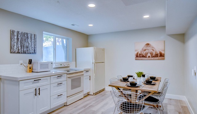 Comfortable Basement Apartment w/ Game Room
