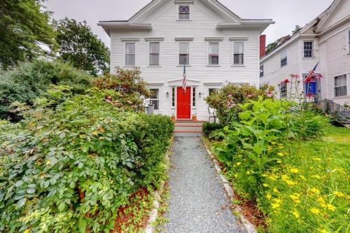 Comfortable Getaway for Two w/Kitchenette - Right in the Heart of Downtown