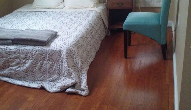 Comfortable room with skylight in Southie