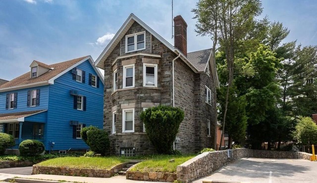 Comfy 3BR/1.5B 2 Fl Apt in Bryn Mawr -Parking