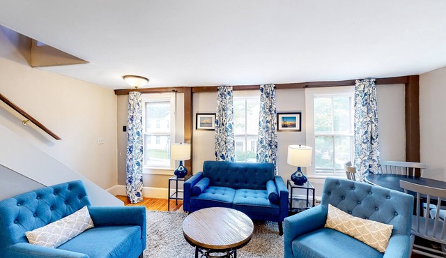 Comfy Downtown Getaway w/Full Kitchen - Close to the Beach