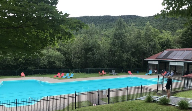 CONDO VAL SUTTON (ski 2 minutes away )(walking distance)