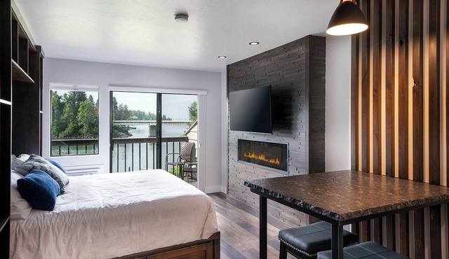Condo w/waterfront views, A/C & king-sized bed - Marina Cay Vista Della Baia