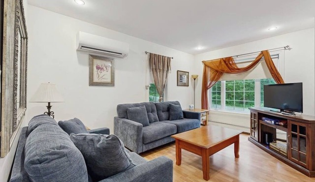 Convenient home with deck, grill, & washer/dryer - walk into town & Acadia