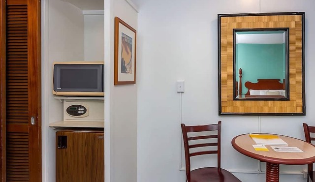 Convenient Stay in Hawaii! Onsite Pool, Pets Allowed, Close to Ala Wai Promenade