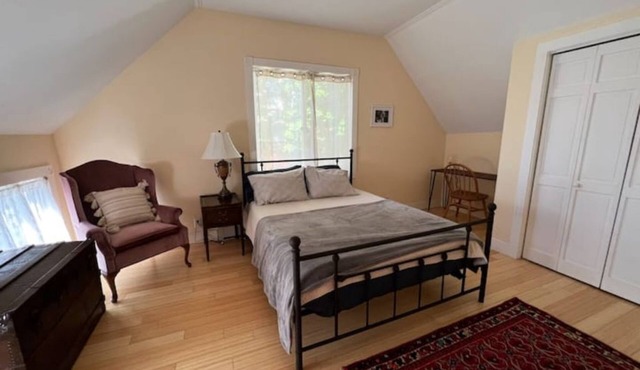 Cottage with Private Garden in Heart of Downtown- kid friendly!
