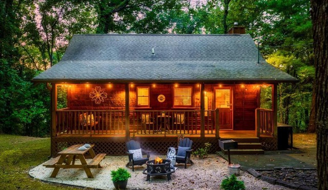 Couples retreat *location*hot tub*fire pit*
