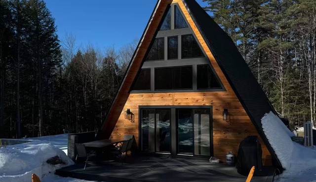 Cozy 2-bedroom A Frame chalet in delightful Danbury NH with WiFi and AC