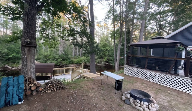 Cozy countryside cottage located on Crooked river in Naples Maine.