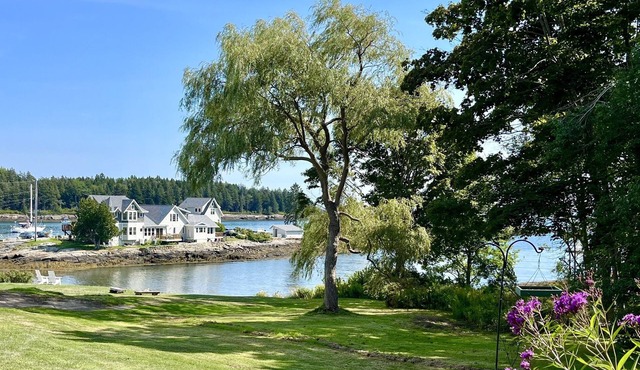 Cozy oceanfront cottage on Orr's Island