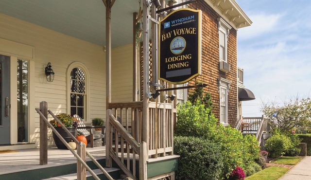 Cozy One Bedroom Deluxe Suite Off Narragansett Bay w/Resort Pool & Free WiFi