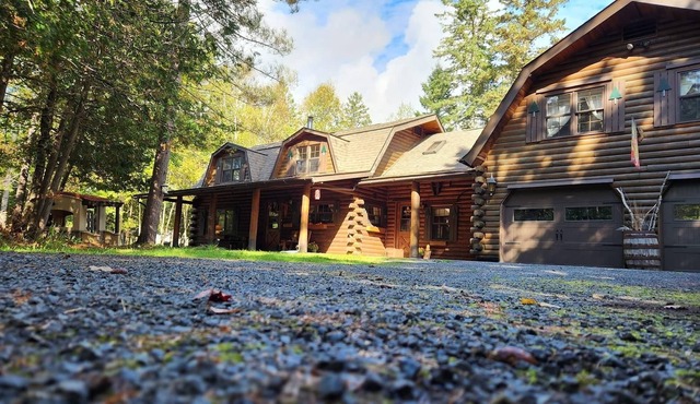 Cozy Rustic log-house in the city - 5bedrooms - private pond & covered bridge
